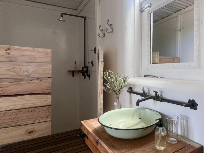 stable stay shower